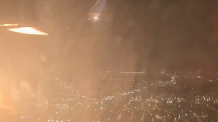 Πτήση τρόμου στις ΗΠΑ: Πανικός σε αεροσκάφος όταν άρχισαν να πετάγονται φλόγες από τη μηχανή