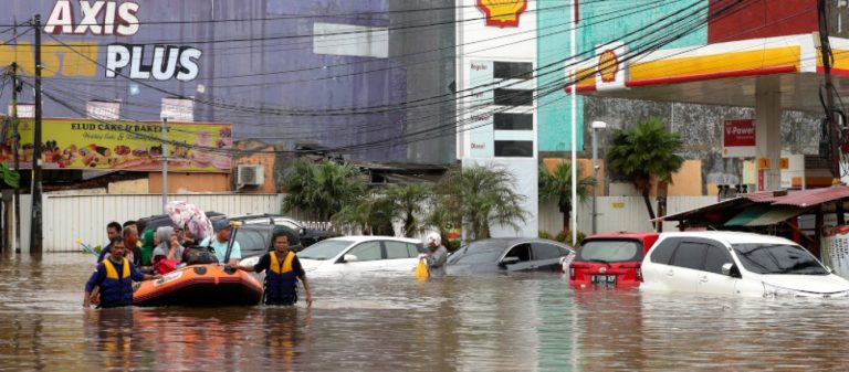 Ινδονησία: Φονικές πλημμύρες με εννέα νεκρούς στη Τζακάρτα – Στα τρία μέτρα το νερό