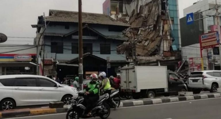 Ινδονησία: Κτήριο κατέρρευσε στην Τζακάρτα, τουλάχιστον οκτώ τραυματίες