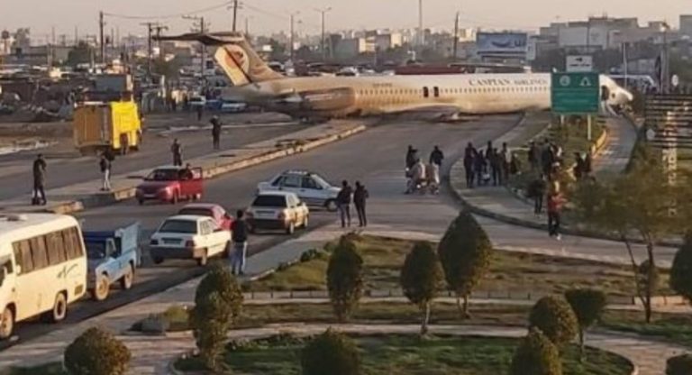 Ιράν: Αεροσκάφος βγήκε εκτός του διαδρόμου προσγείωσης – Δείτε βίντεο με την εκκένωσή του