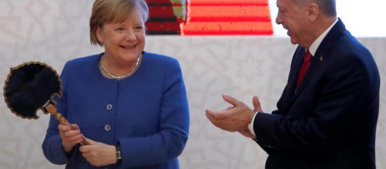 Σαν «παιδί» έκανε η Α.Μέρκελ με το δώρο-«καθρεφτάκι» του Ρ.Τ.Ερντογάν – Από αυτήν η Αθήνα περιμένει δικαίωση…