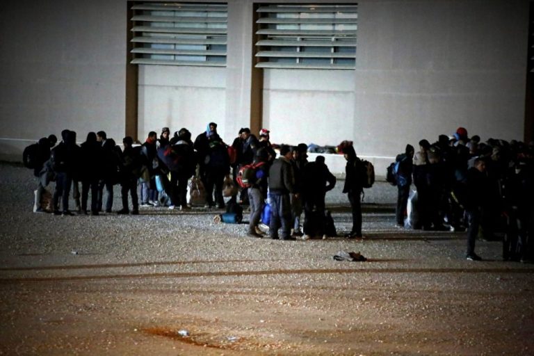 Μυστηριώδες όχημα στην Θεσσαλονίκη – Γύρω του μαζεύονται εκατοντάδες αλλοδαποί κάθε μέρα