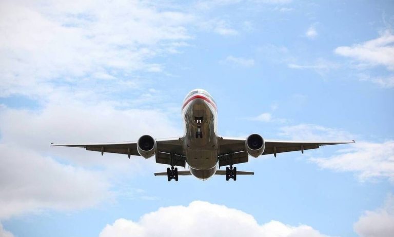 Πανικός: Αεροπλάνο έριξε καύσιμα πάνω από δημοτικό σχολείο – Δεκάδες παιδιά στο νοσοκομείο