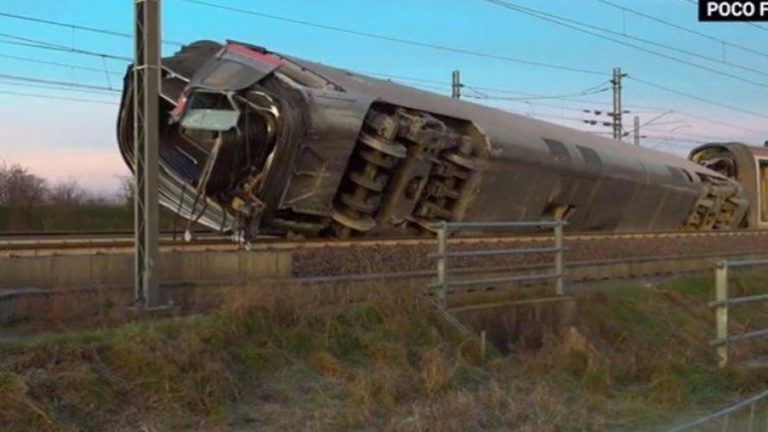 Δύο νεκροί και τραυματίες σε εκτροχιασμό τρένου στο Μιλάνο