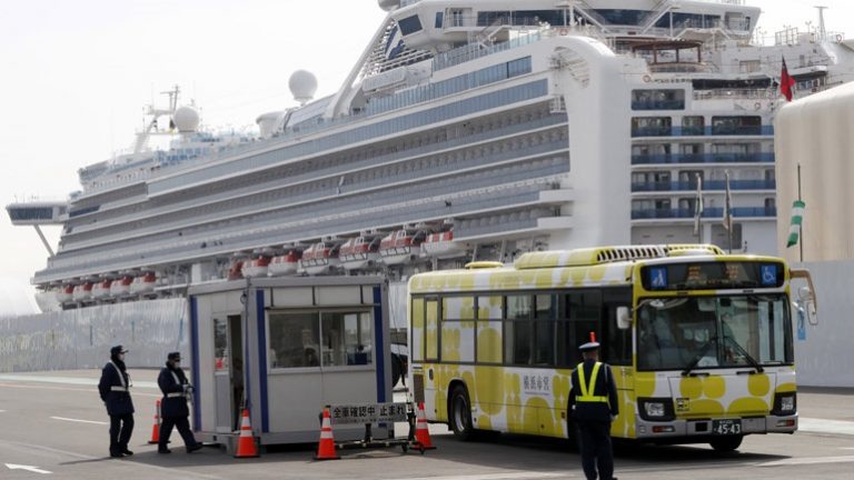 Κορωνοϊός: Πέθαναν δύο επιβάτες του κρουαζιερόπλοιου Diamond Princess