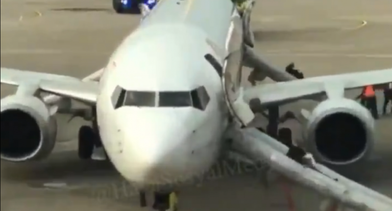 Κι άλλο τουρκικό αεροπλάνο έπιασε φωτιά: Πήδηξαν από τις τσουλήθρες εκκένωσης