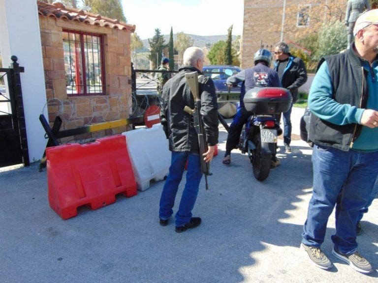 Εθνοφύλακες παρέδωσαν τα όπλα τους στην Ταξιαρχία