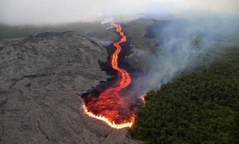 Πρώτη έκρηξη στο ηφαίστειο Πιτόν ντε λα Φουρναίζ για το 2020
