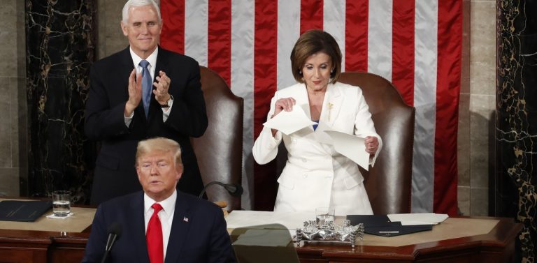 Δεν της έδωσε το χέρι – Έσκισε την ομιλία του