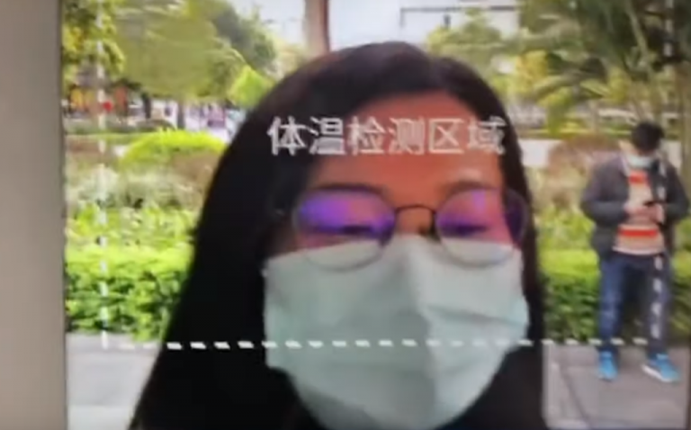 Έτσι μπαίνουν σε λεωφορεία: Ο ιός της Κίνας αναγκάζει τους ανθρώπους να δεχθούν τα πάντα