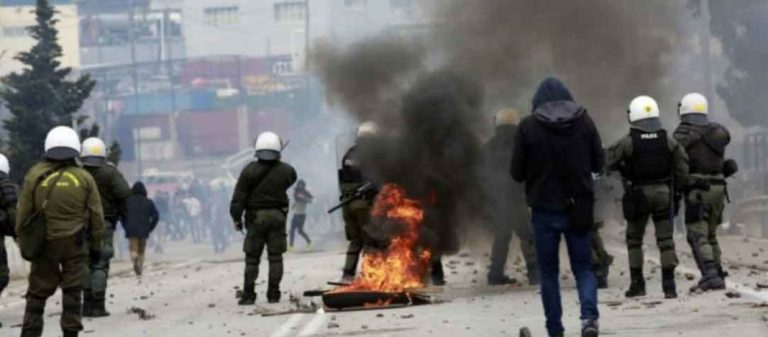 Έρχεται σύγκρουση: Απορριμματοφόρα στο λιμάνι της Μυτιλήνης για να αποτρέψουν την αποβίβαση 14 διμοιριών ΜΑΤ