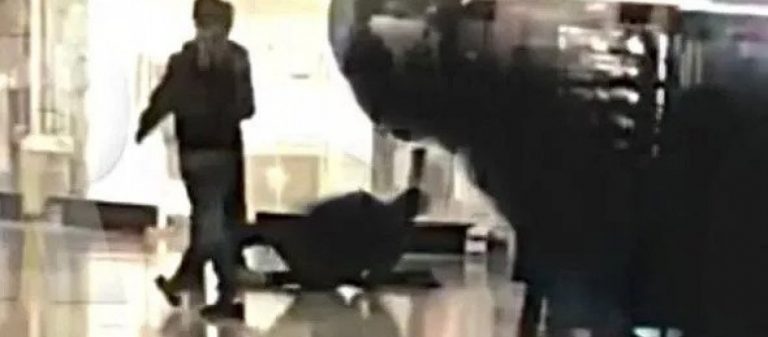 Πανικός στο Λονδίνο; Άνδρας βήχει και καταρρέει σε εμπορικό κέντρο