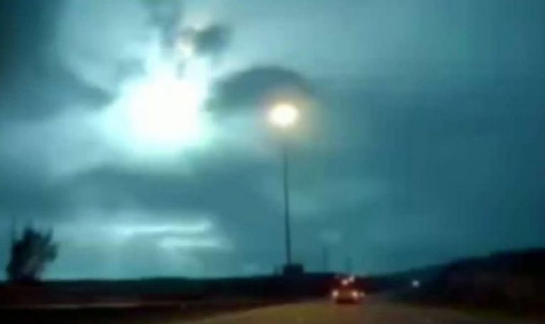 Μπλε-πράσινη φλόγα πυρκαγιάς κάνει τη νύχτα – ημέρα πάνω από το Ισραήλ και το Λίβανο