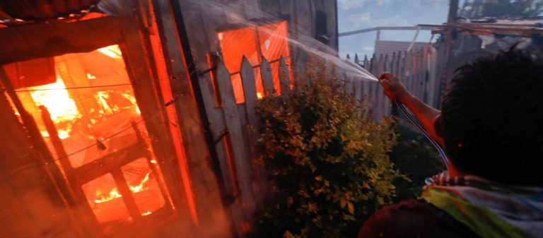 Νύχτα τρόμου στη Μόρια: Αλλοδαποί μπήκαν στο χωριό και καίνε σπίτια με ανθρώπους μέσα!