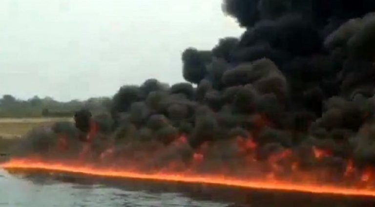 Ποτάμι στην Ινδία έχει πιάσει φωτιά, ύστερα από διαρροή πετρελαίου