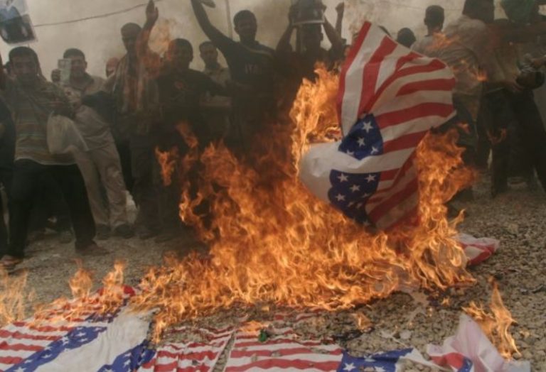 Ιρανική εταιρία «θησαυρίζει» πουλώντας σημαίες των ΗΠΑ για… κάψιμο!