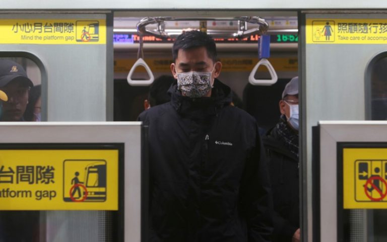 Γιατί εξαπλώνεται τόσο γρήγορα ο κορωνοϊός –Επιβιώνει ως 9 ημέρες σε χειρολαβές και πόμολα