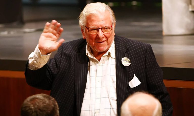 Πέθανε ο Κώστας Βουτσάς: Ένας αειθαλής εραστής της σκηνής και της ζωής