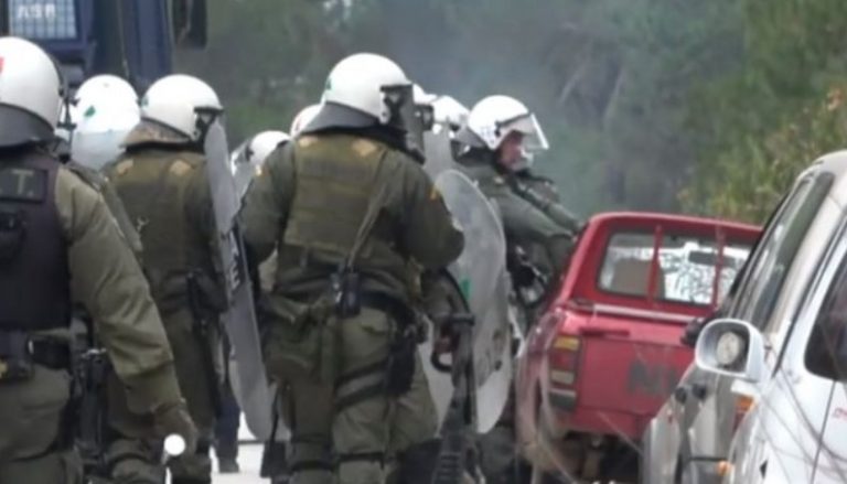 Μυτιλήνη : Άντρας των ΜΑΤ σπάει τζάμι αυτοκινήτου