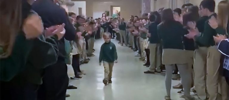 Συγκινητική υποδοχή στο σχολείο για ένα εξάχρονο αγόρι που νίκησε τον καρκίνο