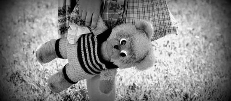 «Πα-τέρας» δολοφόνησε τα παιδιά του ρίχνοντάς τους αφρό-μπετόν στο λαιμό