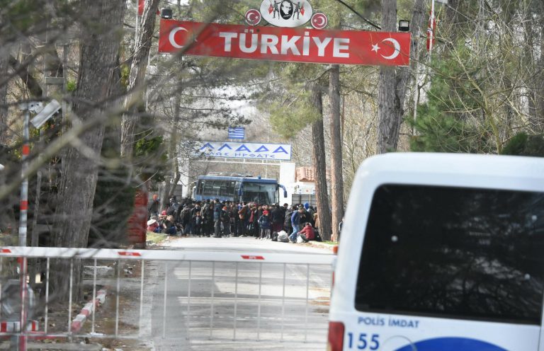 Εκρηκτική η κατάσταση μέσα στην νύχτα στον Έβρο. Οι Τούρκοι ωθούν συνεχώς τους μετανάστες να μπουν στην Ελλάδα.