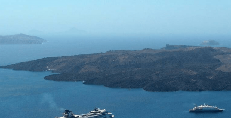 «Κίτρινος» συναγερμός: «Βρυχάται» το ηφαίστειο της Σαντορίνης