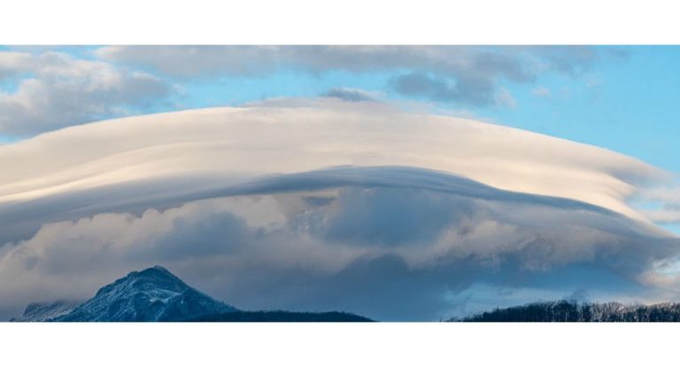 «Κάτι που μοιάζει με μεγάλο UFO»: Τεράστια σύννεφα φάνηκαν πάνω από βουνό στις ΗΠΑ