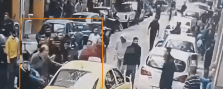 Οπλισμένοι «μετανάστες» περικυκλώνουν και χτυπάνε ταξί – Συγκλονίζουν τα νέα ΒΙΝΤΕΟ από την Αθήνα