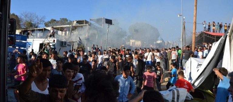 Κοινοτάρχης Μόριας για ΜΚΟ: «Πρώτα μας δωροδοκούσαν – Τώρα μας εκβιάζουν ότι θα κάψουν τα σπίτια μας»!