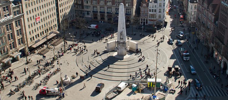 ΠΕΙΡΑΜΑ 33–ΑΔΕΙΑΣΕ ΤΟ ΚΕΝΤΡΟ ΤΟΥ ΑΜΣΤΕΡΝΤΑΜ, Η ΜΑΣΤΟΥΡΑ ΣΕ ΚΑΡΑΝΤΙΝΑ