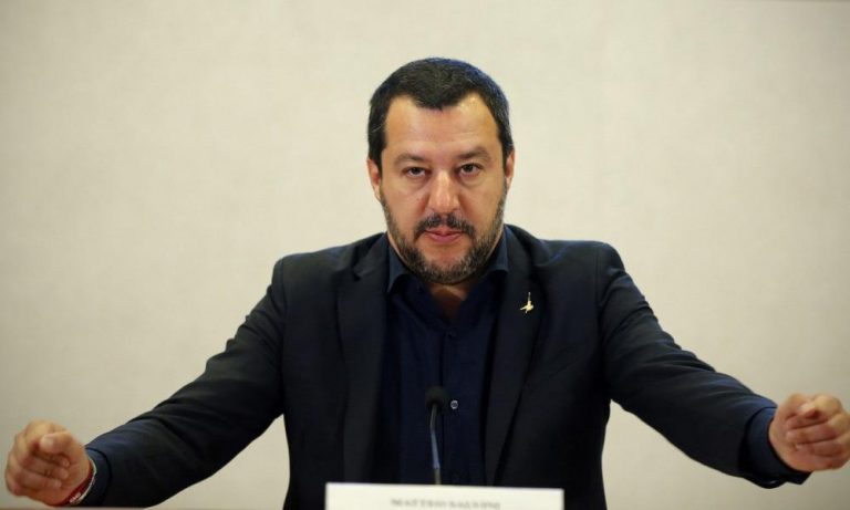 Ιταλική οργή: Δεκάδες πολίτες καίνε την σημαία της ΕΕ – Σαλβίνι για Βρυξέλλες: ”Είστε φίδια, θα φύγουμε από την Ένωση”