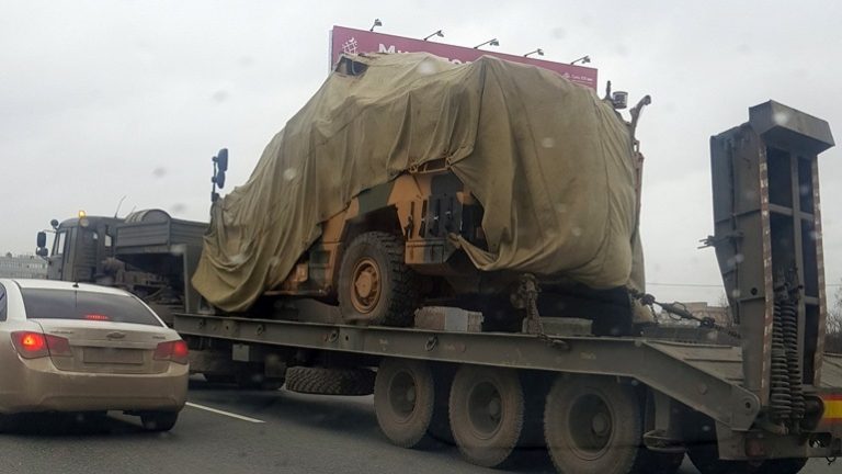 Μεταφορά στρατιωτικών δυνάμεων στους δρόμους γύρω από τη Μόσχα