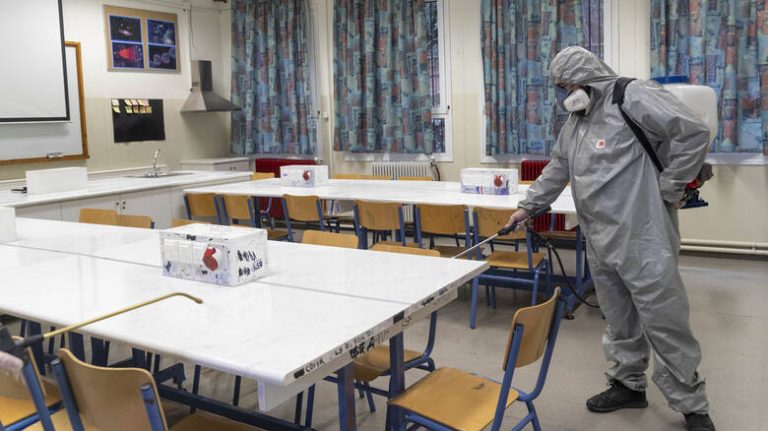 Κλείνουν όλα τα σχολεία της χώρας για την αντιμετώπιση της εξάπλωσης του κορωνοϊού.