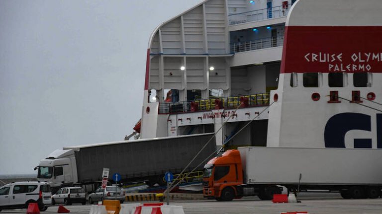 Πάτρα: Καταφθάνει πλοίο με 400 Έλληνες από Ιταλία – Οι οδηγοί ταξί αρνούνται να τους παραλάβουν