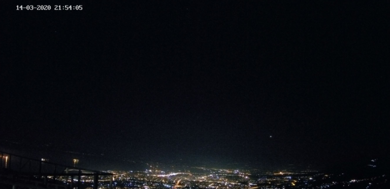 Iπτάμενο φωτεινό αντικείμενο στον ουρανό της Καλαμάτας! Αναστάτωση στους κατοίκους της Βέργας (Πουφ Πουφ)