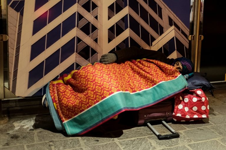 Με τους αστέγους τι γίνεται; Ποιος θα μεριμνήσει γι’ αυτούς που δοκιμάζονται εν μέσω πανδημίας…