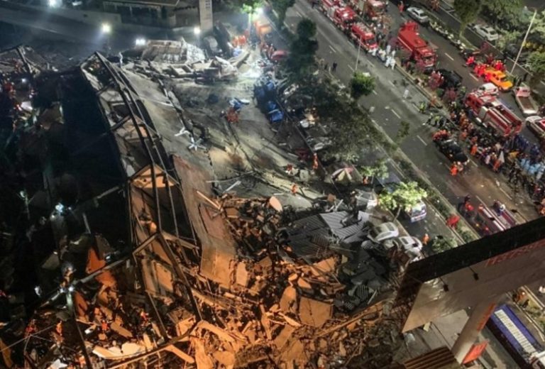 Κίνα: 6 νεκροί και 36 τραυματίες ανασύρθηκαν από τα συντρίμμια ξενοδοχείου με ασθενείς κορονοϊού