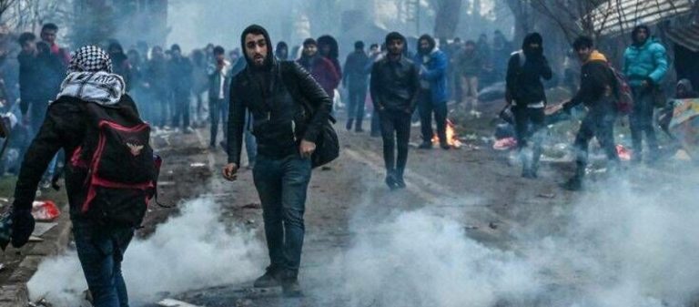 Έβρος: Νέα επίθεση αλλοδαπών στα σύνορα – Πετούν πέτρες και ξύλα – Έσπασαν αυτοκίνητα του Στρατού και της ΕΛΑΣ