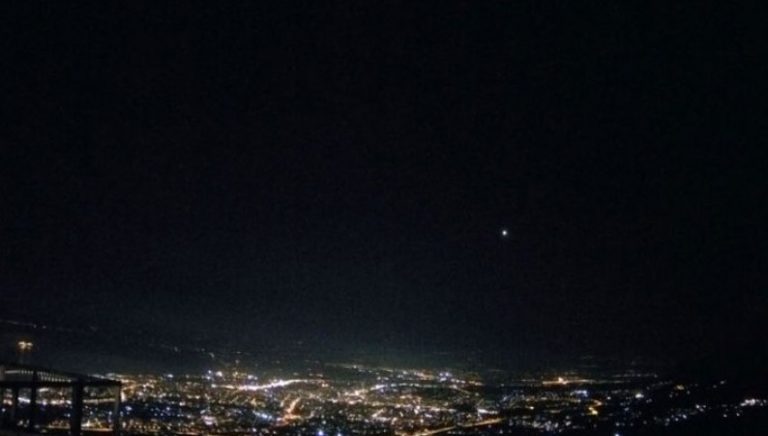 Ασυνήθιστο φωτεινό αντικείμενο στον ουρανό αναστάτωσε την Κοζάνη