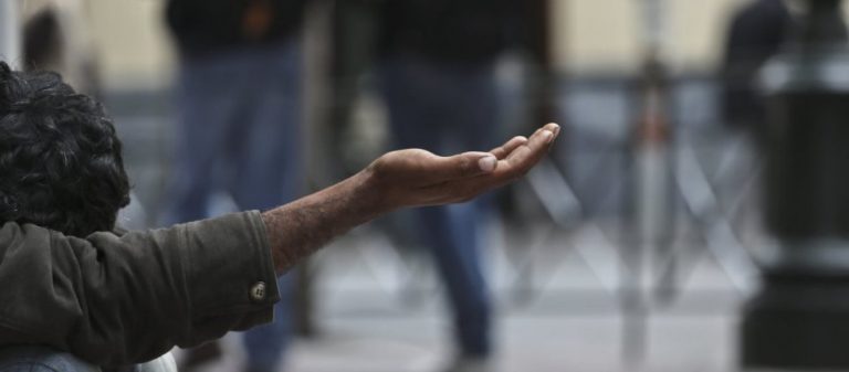 Οικονομικός «Αρμαγεδών»: 220.000 επιχειρήσεις ανέστειλαν τις συμβάσεις – Εκατομμύρια Έλληνες περιμένουν το επίδομα