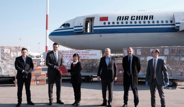 Κορωνοϊός: Εφτασαν στην Αθήνα 500.000 μάσκες από την Κίνα για τα ελληνικά νοσοκομεία