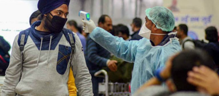 Και το ξύλο πέφτει «σύννεφο» στην Ινδία: Δείτε τι παθαίνουν όσοι κυκλοφορούν έξω