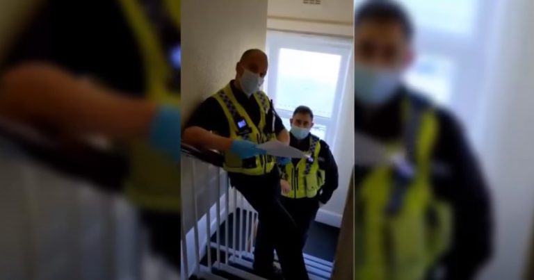 Αστυνομικοί στο σπίτι δημοσιογράφου επειδή κατήγγειλε μουσουλμάνους – Εποχές απόλυτης ΦΙΜΩΣΗΣ