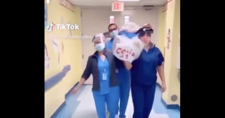 Ισοπέδωση! Γιατροί χορεύουν με πτώμα