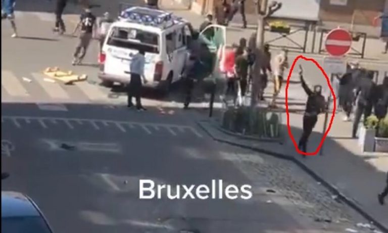 Η Ευρώπη υπό ”πολιορκία”: Αλλοδαποί στις Βρυξέλλες πυροβολούν στον αέρα – Λεηλάτησαν περιπολικό & άρπαξαν όπλο αστυνομικού