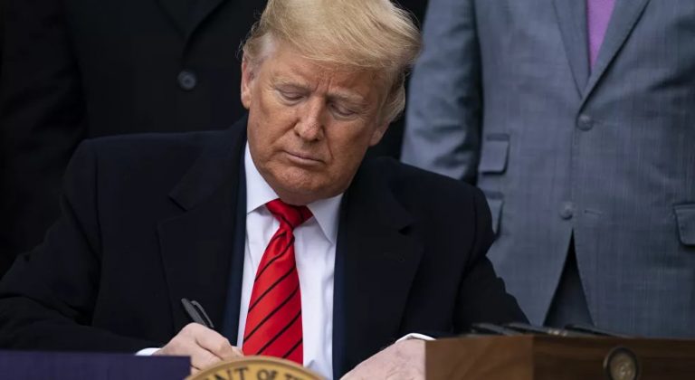 Ο Τραμπ υπέγραψε διάταγμα για να μην κλείσουν οι μονάδες επεξεργασίας κρέατος εν μέσω κορονοϊου