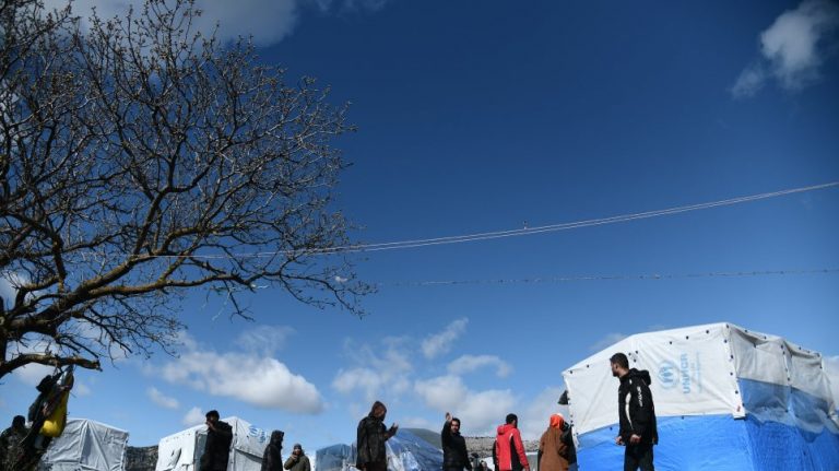 Στήνεται χοντρό παιχνίδι εις βάρος της Ελλάδας: Η Αλβανία παίρνει μετανάστες από την Τουρκία και τους πάει στα ελληνοαλβανικά σύνορα