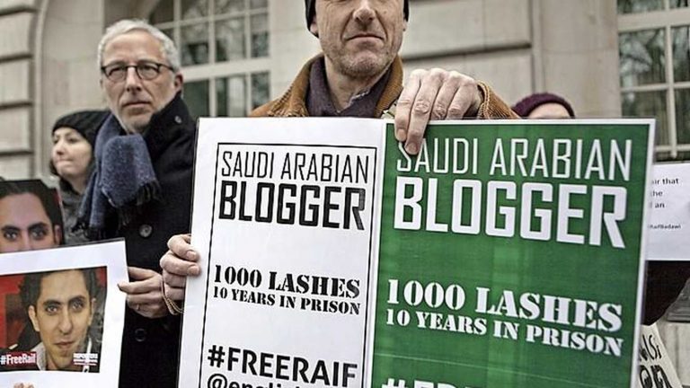 Η Σαουδική Αραβία απαγορεύει την τιμωρία ξυλοδαρμού, αλλά όχι τον λιθοβολισμό και κόψιμο χεριών