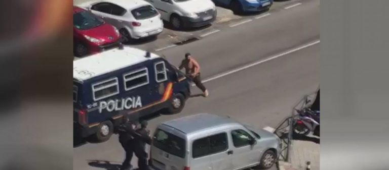 Ισπανία: Ημίγuμνος άνδρας φωνάζει «είμαι Θεός έχω κορωνοϊό» και επιτίθεται με σπαθιά σε αστυνομικούς